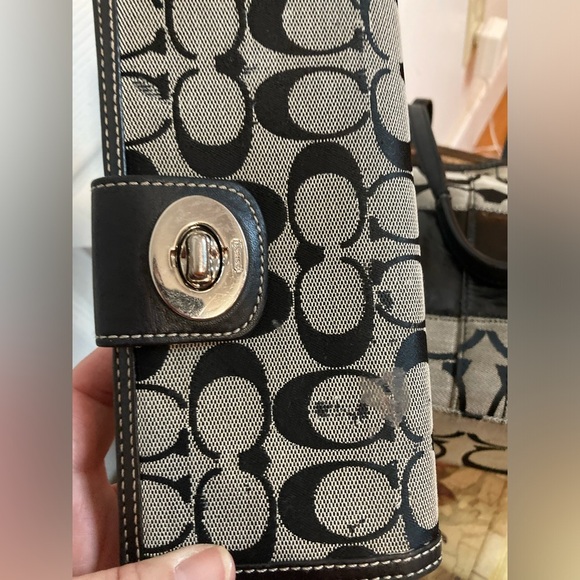 COACH signature stripe  No. 12429
SHOULDERBAG tote VNTG and wallet - Picture 12 of 16